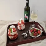 Eton Mess- un desert savuros de vara cu frișcă  cremoasă, buzele dulci si crocante si un delicios de capsuni proaspete. Un desert rapid, fără tratament termic, ce poate fi pregatit pentru  o cină  perfectă si alături de care se poate servi un pahar cu vin demisec STIL- Tamaioasa de la @crama.oprisor ❤️❤️
.
.
Rețetă text o gasiti cu link în store sau profil!!
.
.
#bucatareselevesele #cramaoprisor #wine # foodfoto #f52grams #foodblogger #foodphotography #desert #mykitchen #capsuni