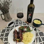 ‼️RRETETA NOUA‼️Rulouri din antricot de vita umplute cu fâșii de legume trase la tigaie însoțite de un sos balsamic, garnitura de orez basmati cu șofran si salata crocanta!!
Poate fi un prânz sau o cină delicioasă de langa care nu trebuie  sa lipseasca un vin bun😍🍷🍷Recomandarea noastră este vinul STLI-Feteasca Neagra de la @crama.oprisor ❤️❤️
.
.reteta o gasit pe site cu link activ in profil si temporar in store!!
.
.
#redwine #cramaoprisor #bucatareselevesele #mykitchen #foodphotography #meat #f52grams #foodblogger